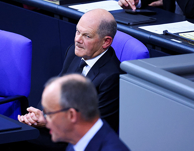 Merz chce zpřísnit migraci i za pomoci AfD, Scholz ho ostře kritizoval