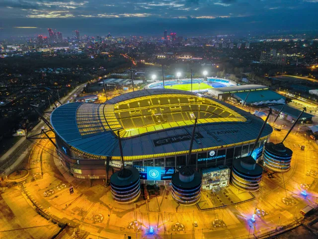 Před zápasem Ligy mistrů vypukl u stadionu Manchesteru City požár