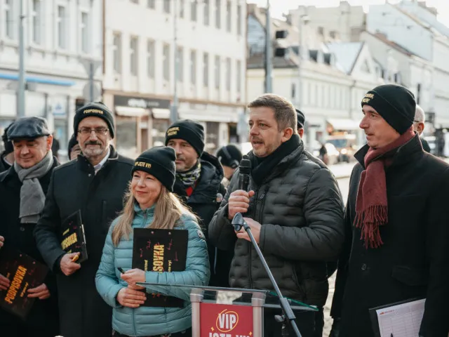 STAN chce daň na tiché víno, vyšší zdanění neřestí a případně i progresi, říká ministr Vlček