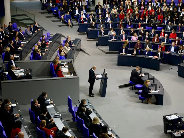 Těsnou většinou vyzval Bundestag Scholzovu vládu ke zpřísnění migrační politiky. „Na barikády!“ vzpírá se Levice