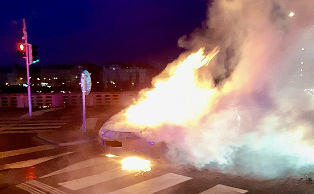 Na Jiráskově náměstí v Praze ráno hořelo auto, patrně kvůli technické závadě