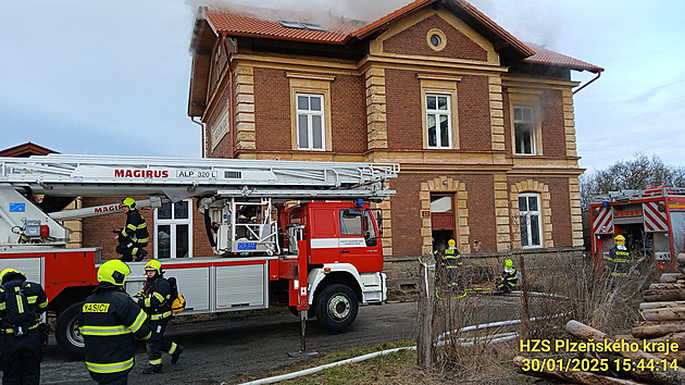 Na Plzeňsku hořela nádražní budova, vlaky musely kvůli hasičům houkat