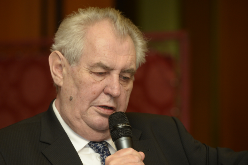 Nepravdivé a dehonestující. Zeman se omluvil Šarapatkovi za slova o vyhazovu, nařídil mu to soud