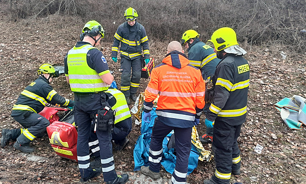 Hasič vyjel k nehodě, jejíž obětí byla jeho manželka. Pomáhají kolegové a sbírka