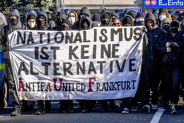 Němci protestovali proti spolupráci CDU s AfD. V noci napadli jejich sídla