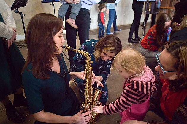 Při rodičovské na vážnou hudbu? Na koncertech Filharmoniště děti nevadí