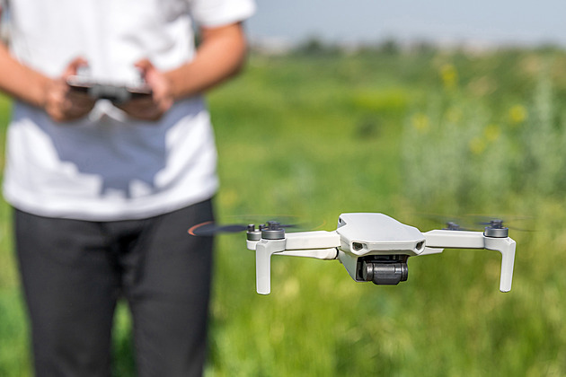 Kurz pilota dronu hrazený státem. Firmy si z rekvalifikací udělaly byznys