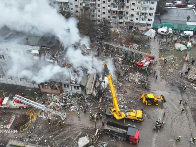 Ruský útok v centrální části Ukrajiny: 12 mrtvých v obytném domě, včetně dvou dětí