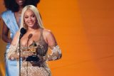 Beyoncé si odnesla Grammy za nejlepší album i žánr country. Objevem roku je Chappel Roan