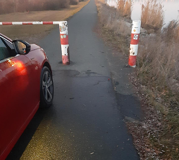 Cizinec z Afriky myl auto na břehu Novomlýnské nádrže, porybného arogantně odbyl