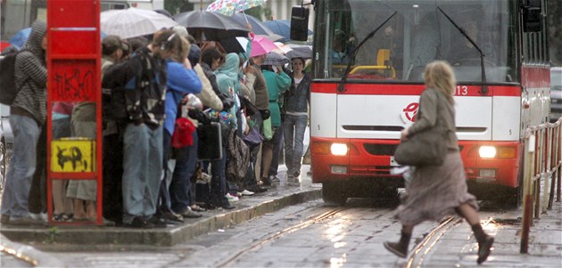 Hledají se desítky revizorů pro autobusy okolo Prahy, kvůli nastupování všemi dveřmi