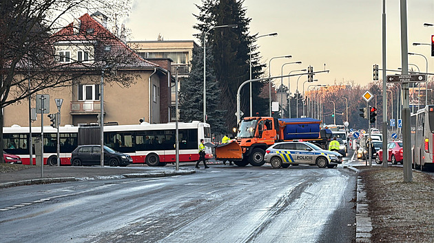 Ledová pohroma v Krči. Voda z prasklého potrubí zamrzla, bourala auta i autobus