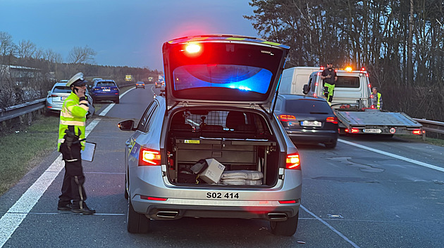 Nehoda na D11. Osobní auto po srážce s nákladním skončilo na střeše