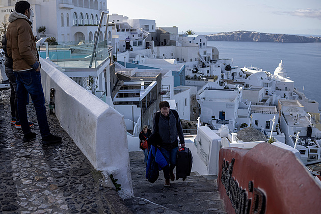 Lidé v panice opouštějí Santorini, ostrov se bojí dalších zemětřesení