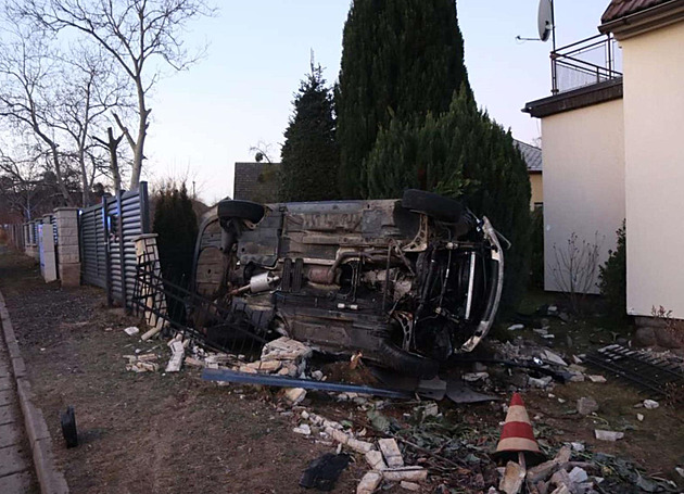 Mladík pod vlivem pomáhal u nehody opilé kamarádce. Pak stejným autem boural taky