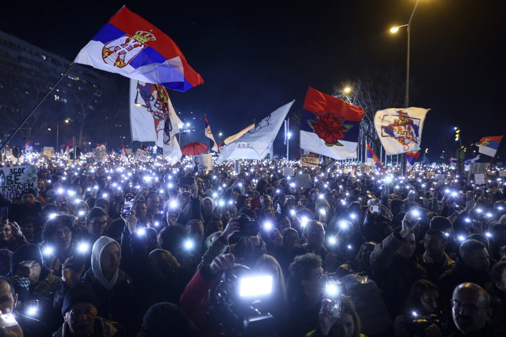 Srbové masově protestují proti korupci a vládě proruského prezidenta. Představitelé EU mlčí