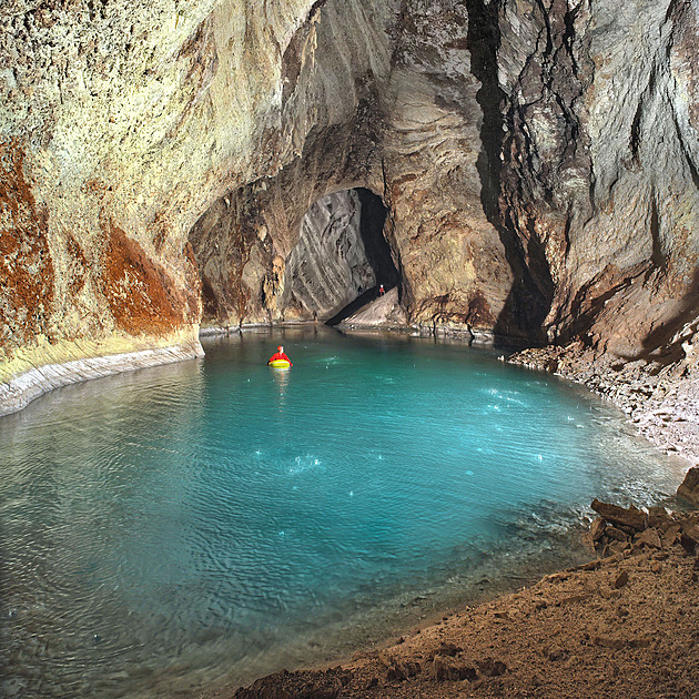 Češi objevili největší termální jeskynní jezero světa. Podívejte se