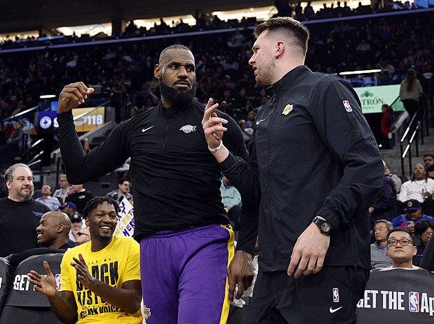 Embiid se blýskl triple doublem, Lakers za Dončičova dohledu porazili Clippers