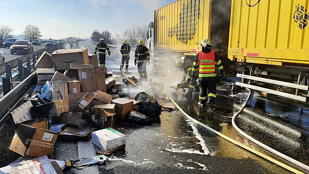 Na D46 hořel náklaďák plný balíkových zásilek, náklad musejí přeložit