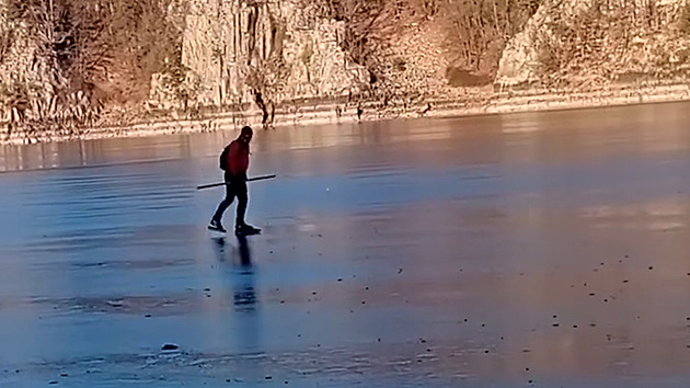 Na Orlík vyjeli první bruslaři, led je ale dost tenký. Lipno je na tom lépe