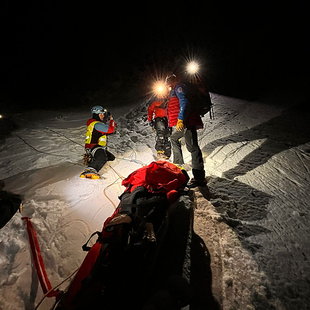 Polák se v Krkonoších řítil 300 metrů do potoka, noční záchrana trvala šest hodin