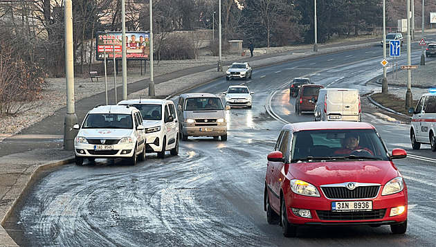 Prasklá voda opět omezila ranní dopravu v Praze, auta klouzala v Modřanech