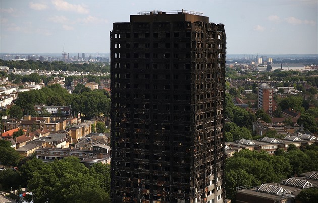 Dějiště tragédie půjde k zemi. Sežehnutý věžák Grenfell Tower čeká demolice