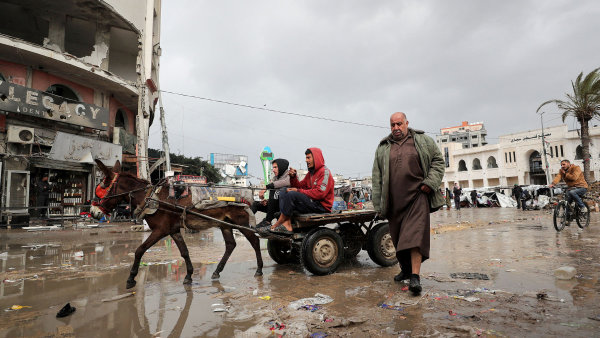 Izrael se připravuje na odsun Palestinců z Gazy. Naskočení na Trumpův plán mu ale může uškodit