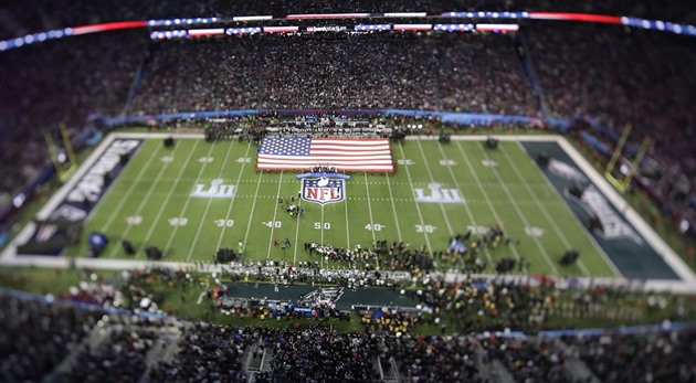 Konec klekání při hymně? Trump se jako první prezident chystá na Super Bowl