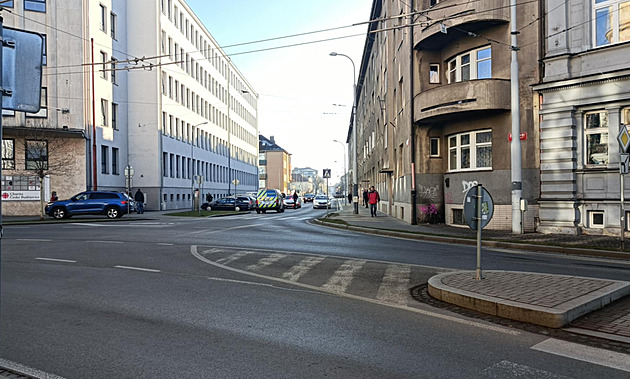 Muž dopadl z pátého patra na zaparkované auto, nehodu jako zázrakem přežil