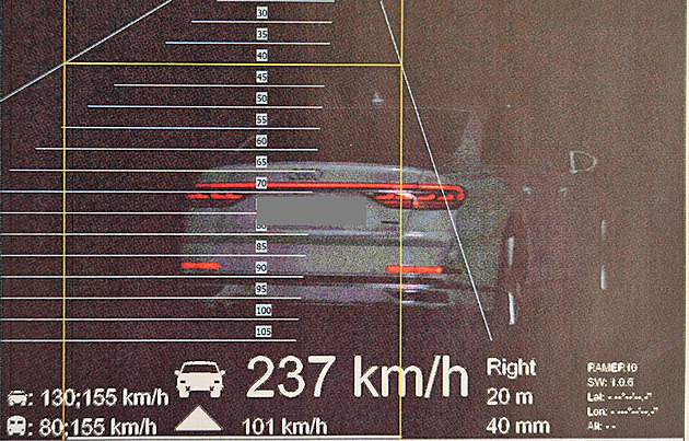 Srb se řítil noční D1 rychlostí 237 kilometrů v hodině, vyhmátla ho hlídka