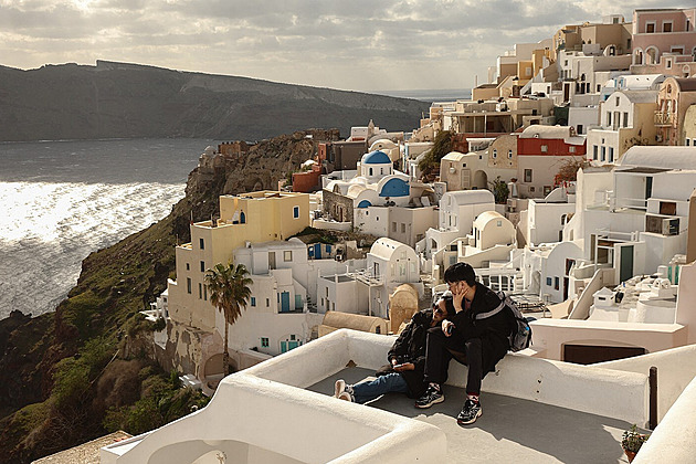 Strach z erupce i tsunami. Ze Santorini už kvůli otřesům prchla většina obyvatel