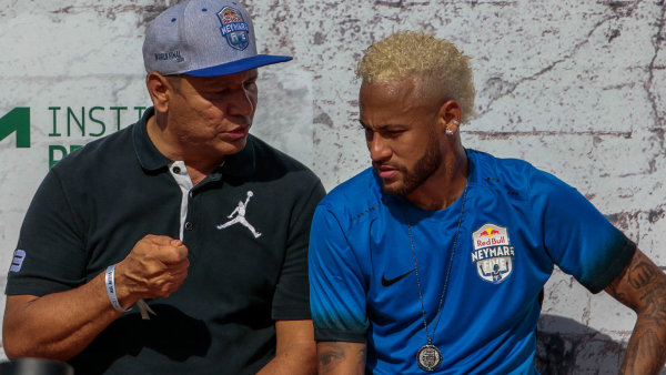 Stroj napeníze Neymar je doma. Zesto milionů zatři odehrané zápasy šel nadesetinu platu