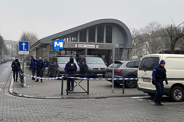 U bruselského metra se znovu střílelo, muži s kalašnikovy jsou stále na útěku