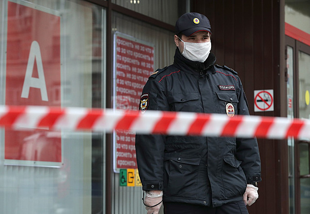 V Petrohradě zemřel po pádu z okna známý hudebník, zrovna u něj byla policie