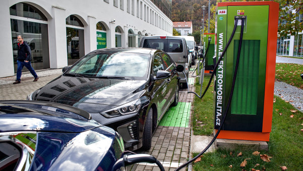 Elektřina na vzestupu. Elektromobily trendují mezi mladými ojetinami, prodejce hlásí, že jde o každé desáté auto