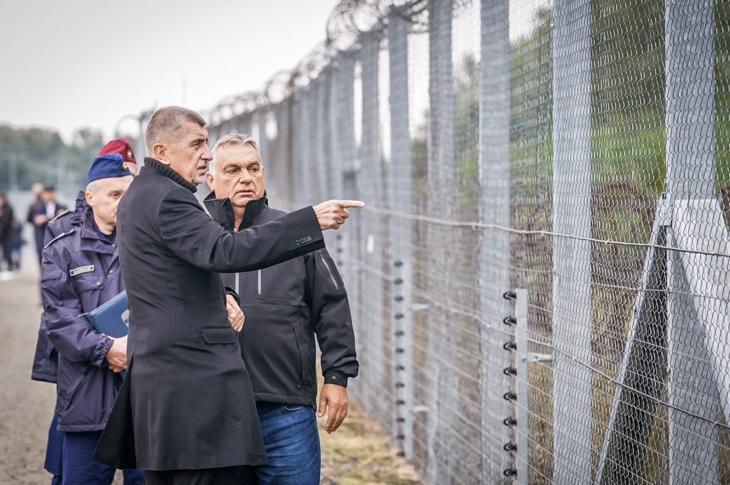 Jen jestli sem Orbánův muž nepřijel organizovat s Babišem barevnou revoluci. Třeba nahnědlou