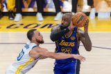 Lakers ještě bez nové posily Dončiče porazili Golden State 120:112, James nastřílel 42 bodů