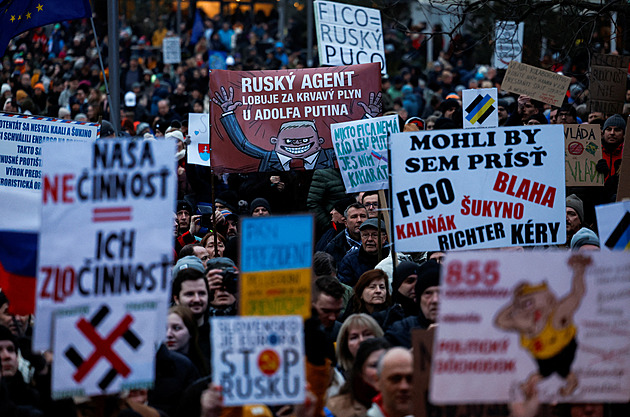 Odstup, ruský agente. Slováci protestovali proti Ficovi v desítkách měst, i v Brně