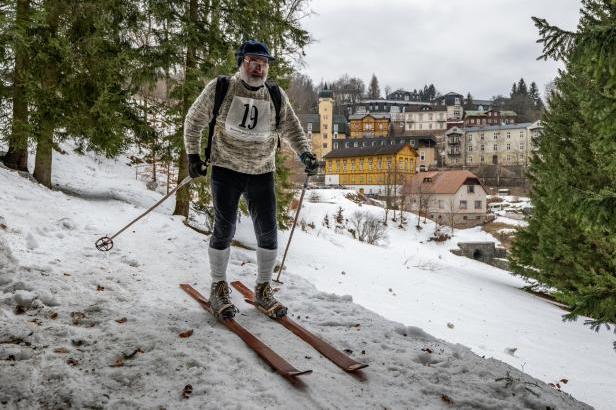 

Na lyžích "jasankách" a chvílemi i bez nich. Nadšenci si připomněli v Janských Lázních první mistrovství světa

