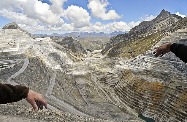 Peru dalo zelenou další těžbě zinku v Andách. Místním bere vodu i naději