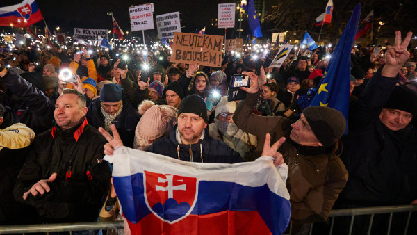 Slováci se brání, aby Fico odvlekl jejich zemi na východ. Na pozadí protestů se blíží další těžká zkouška