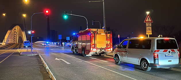 Strážníci se zapnutými majáky se srazili s jiným řidičem. Policie určila za viníka jeho