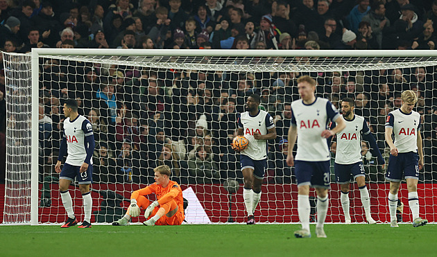 Gólman Kinský na Aston Ville chyboval a Tottenham vypadl z Anglického poháru