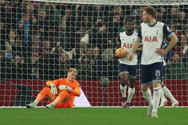 

Kinský chyboval a Spurs v FA Cupu končí. Liverpool překvapivě padl s Plymouthem

