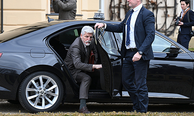 Pavlův bodyguard boural opilý v obci, kde má prezident chalupu. Ten u nehody nebyl