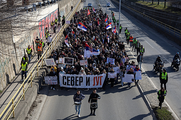 Srbští studenti blokovali dopravu v Bělehradě i jinde, protestuje se už 100 dní