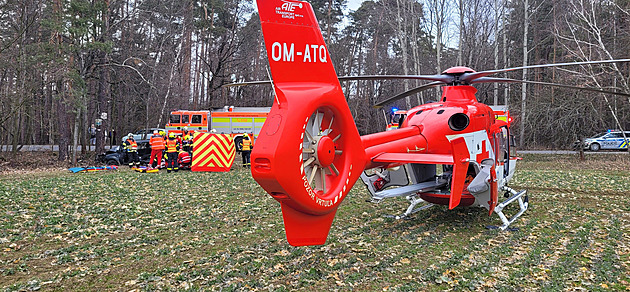 Vyjel ze silnice a narazil do stromu. Řidiče desítky minut oživovali marně