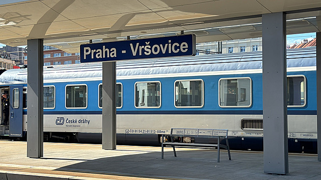 Na nádraží ve Vršovicích srazil vlak člověka. Zasahují záchranáři, provoz stojí