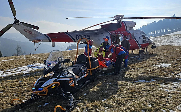 Pět zraněných lyžařů za dvě hodiny. Horská služba na Bublavě volala i vrtulník